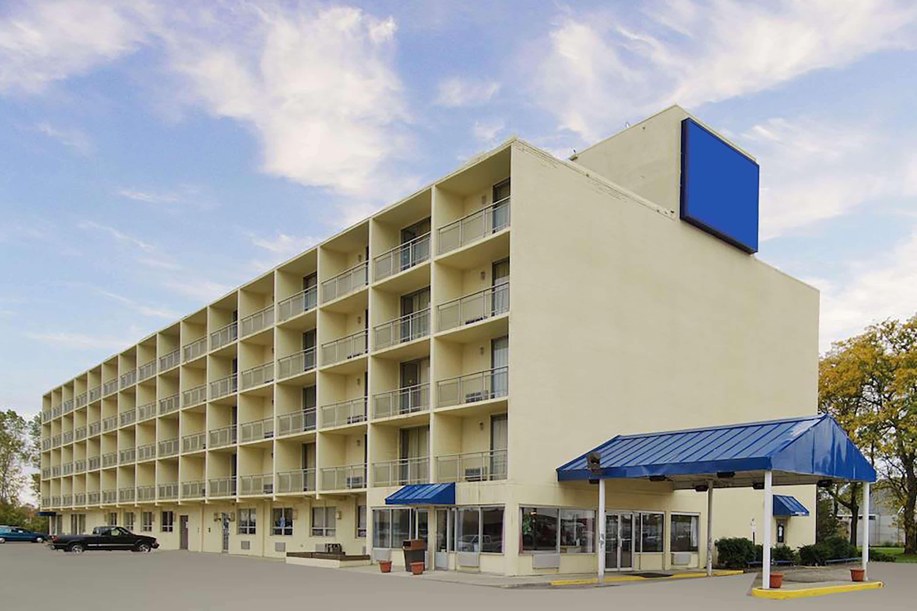 Travelodge By Wyndham Cleveland Airport Brook Park Exterior photo